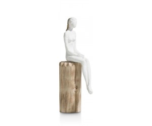 Statue femme assise sur un socle en bois de manguier