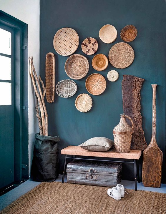 Déco paniers ronds mur bleu