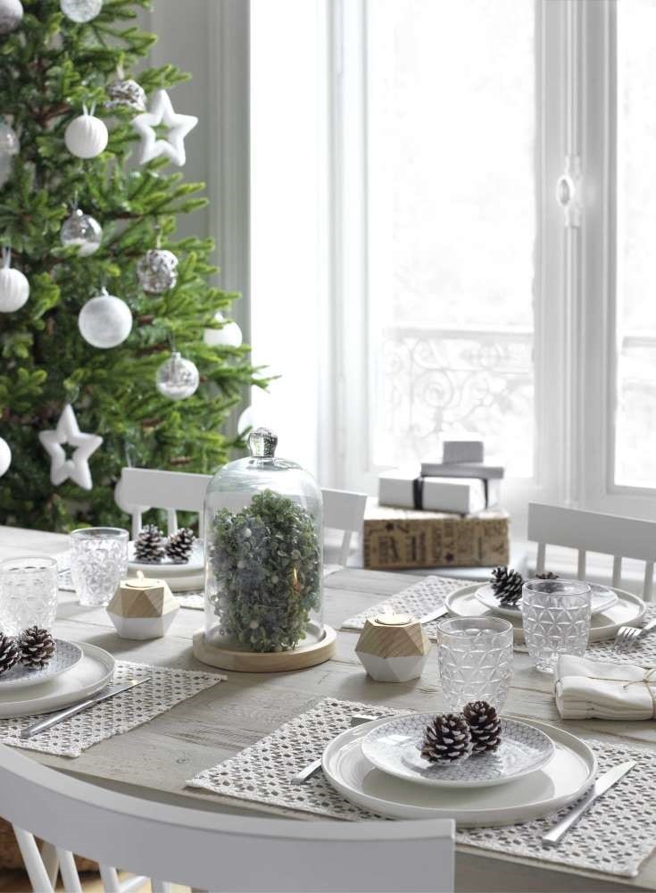 Table de noël chaleureuse et épurée