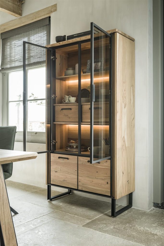 Vitrine en bois de kikar massif et verre fumée avec éclairage LED intégré