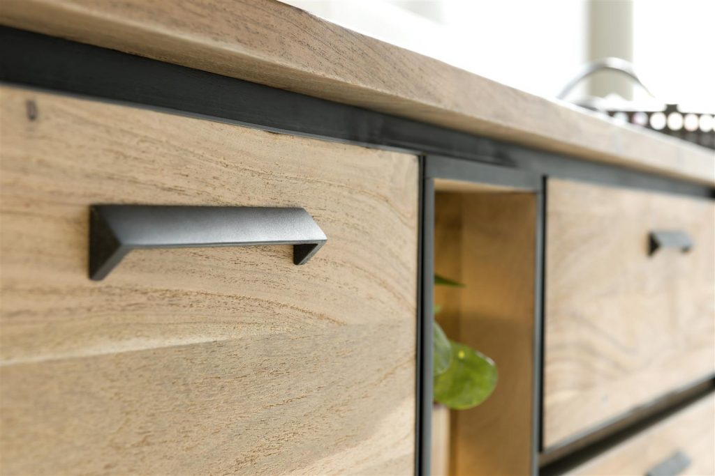 Buffet en bois de kikar massif et piétement métallique noir