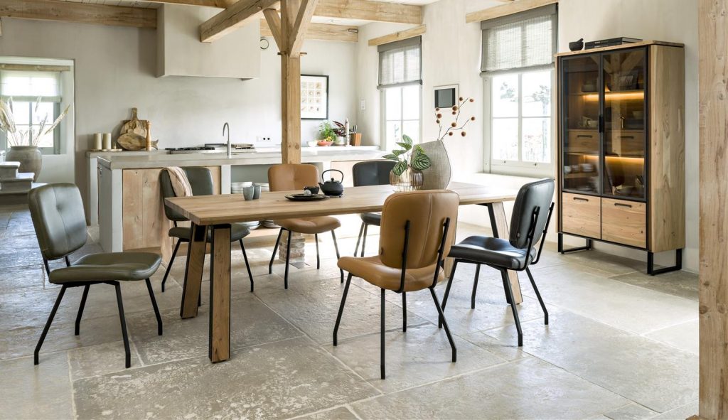 Ambiance intérieur naturel avec meubles en bois et chaises en cuir