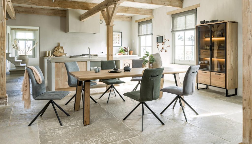 Ambiance intérieur naturel avec meubles en bois et chaises en cuir