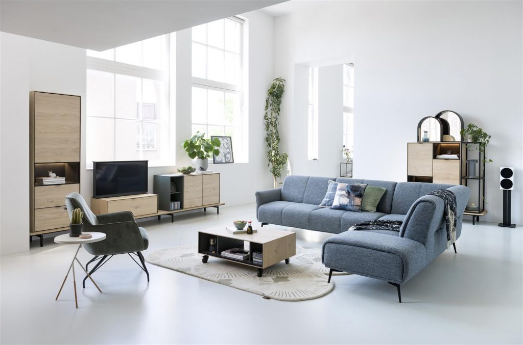 Salon moderne avec canapé d'angle minimaliste en tissus gris clair