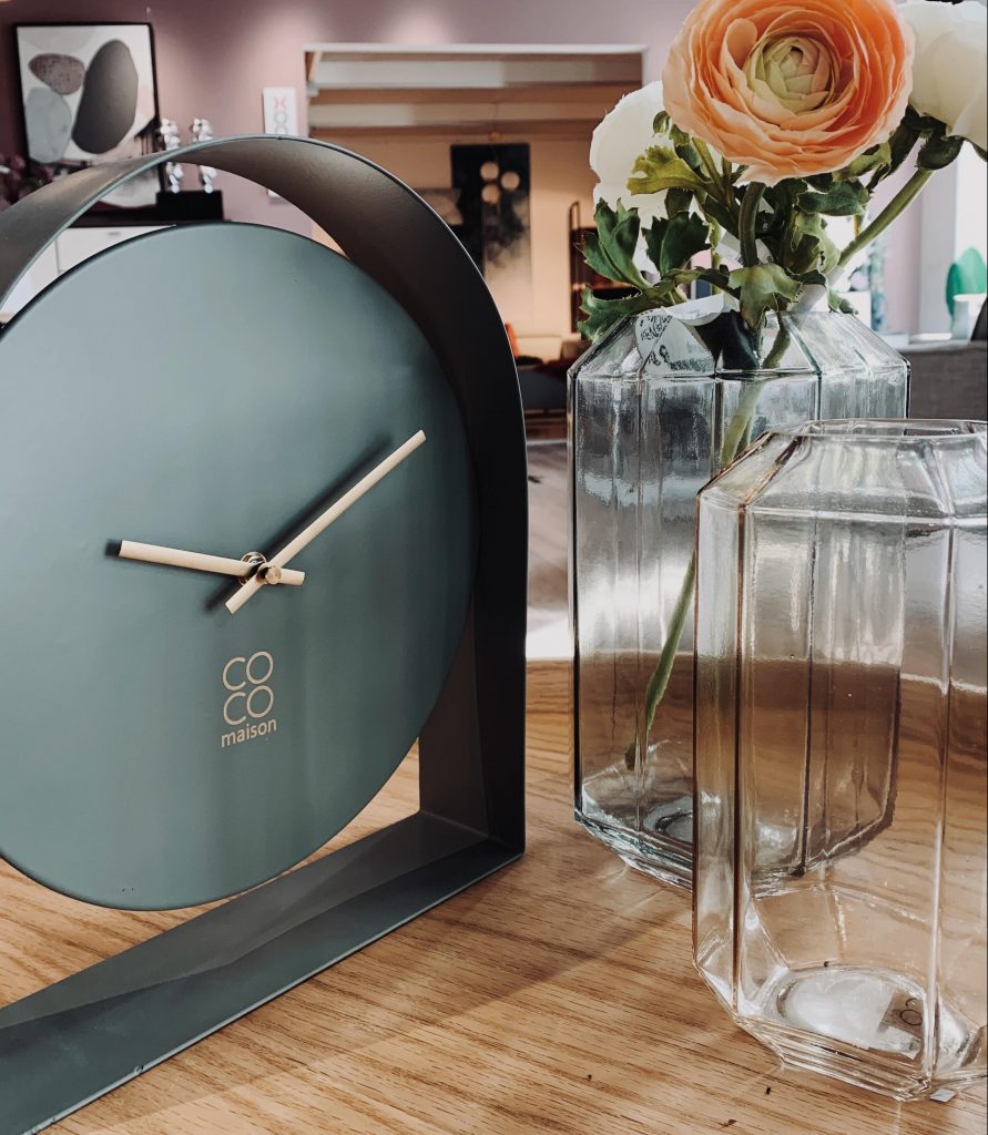 Horloge et vases marque coco maison style minimaliste