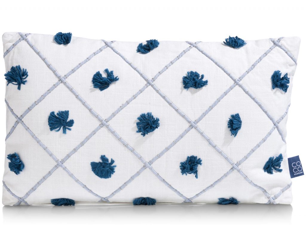 Coussin rectangulaire en coton blanc avec pompons bleus