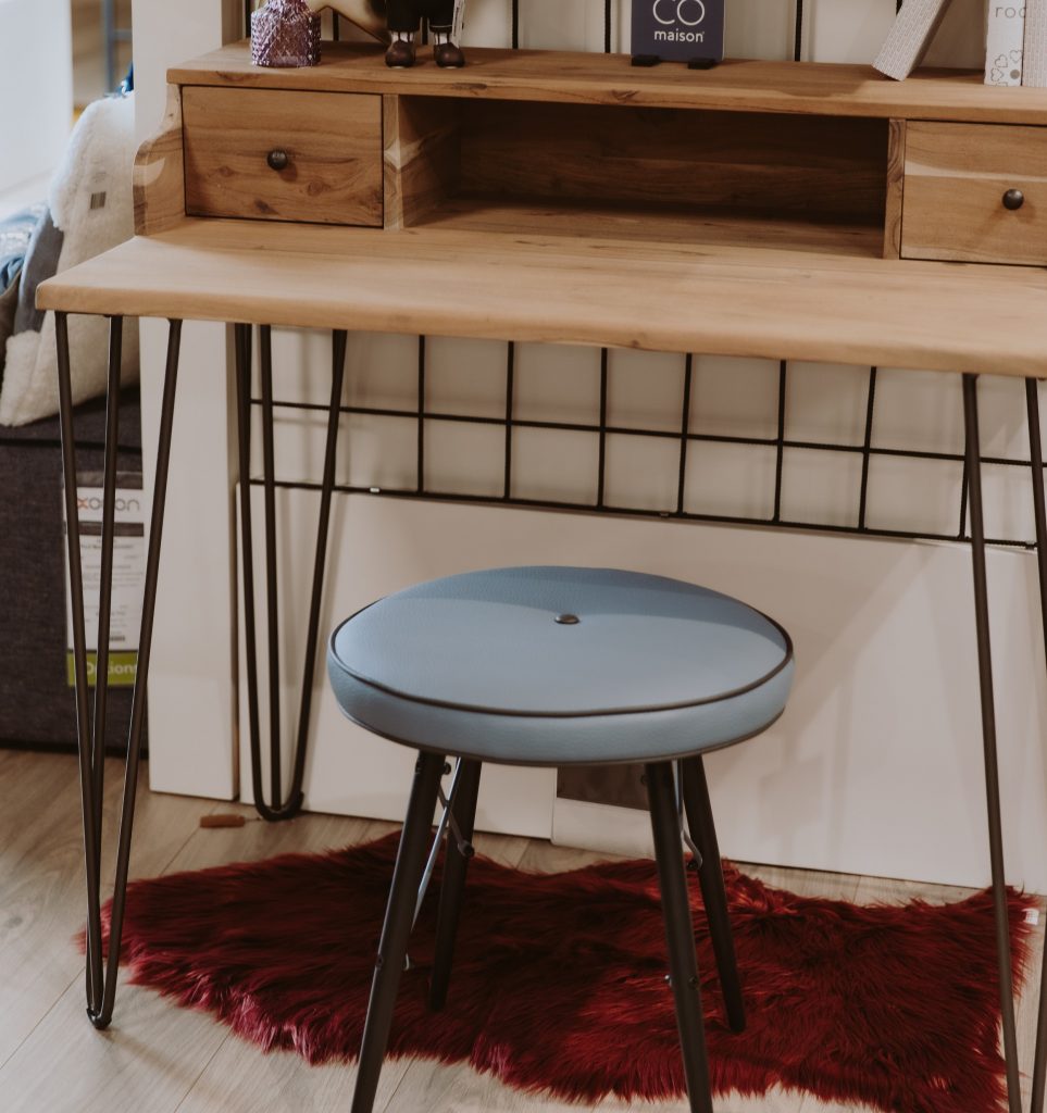 Ambiance déco bureau en bois tabouret et tapis imitation fourrure