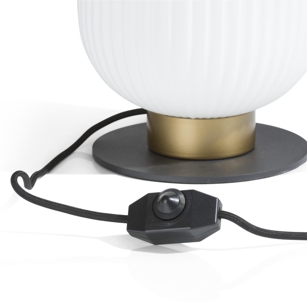 Lampe à poser forme circulaire blanc sur socle en métal doré et noir