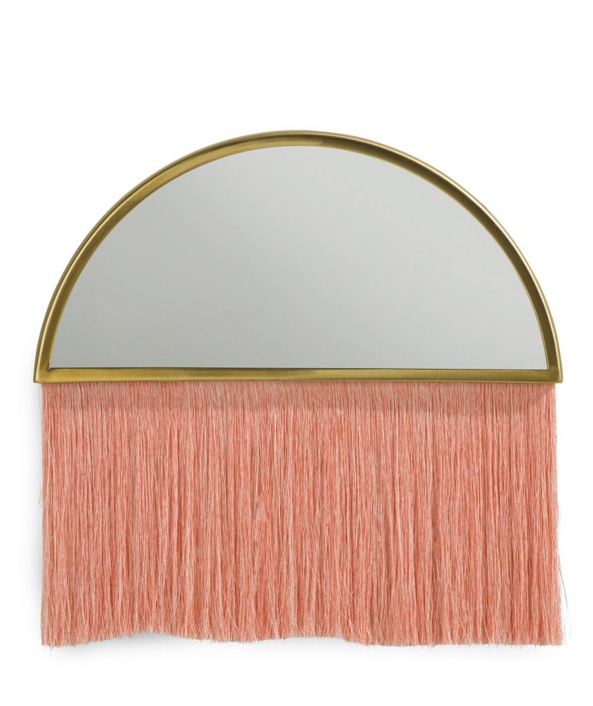 Miroir bohème en demi-lune doré avec une frange corail