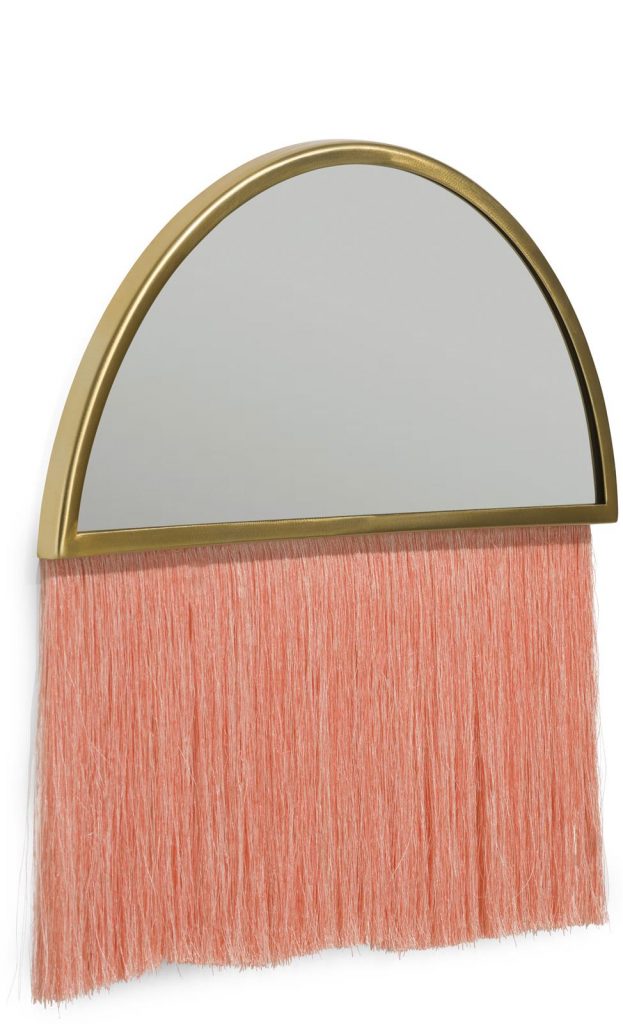 Miroir bohème en demi-lune doré avec une frange corail