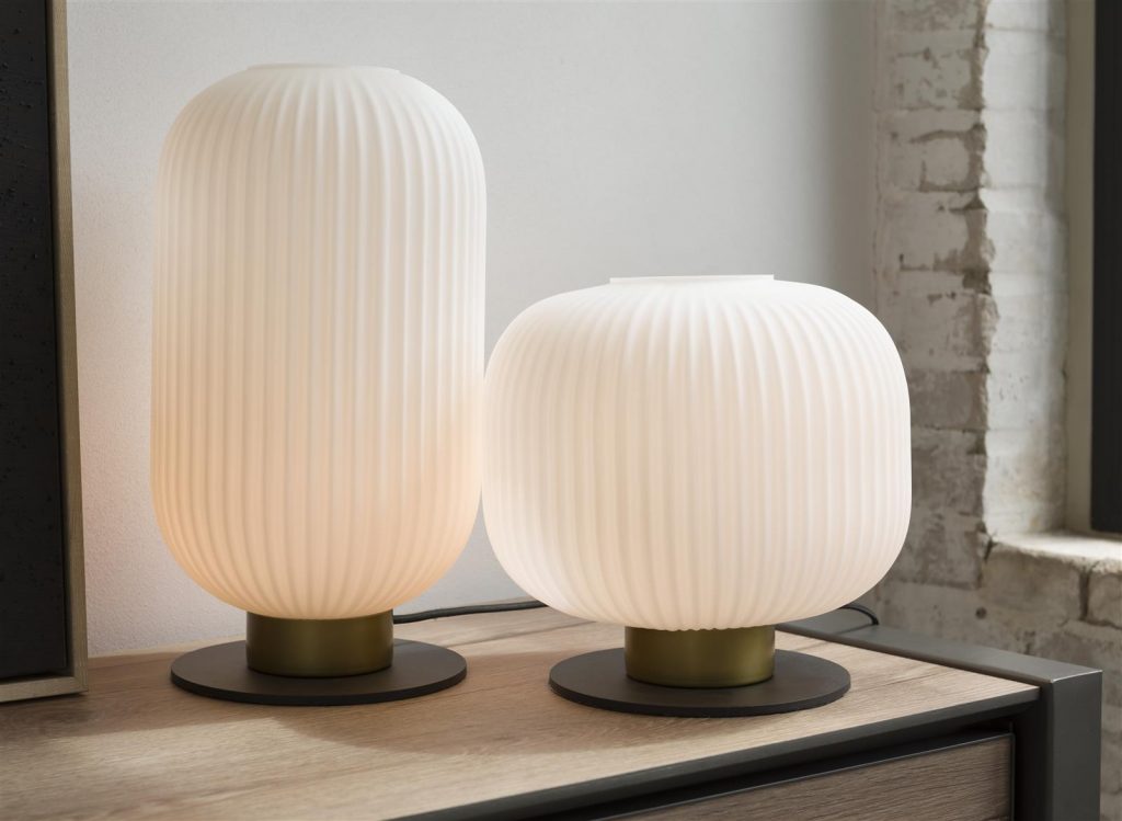 Lampe à poser forme circulaire blanc sur socle en métal doré et noir