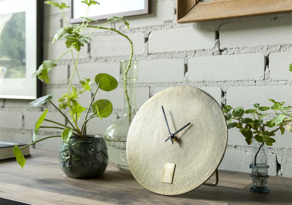Horloge à poser dorée moderne et minimaliste