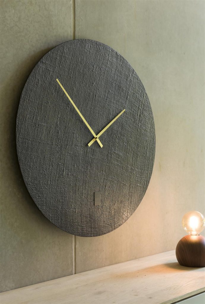Grande horloge moderne et minimaliste