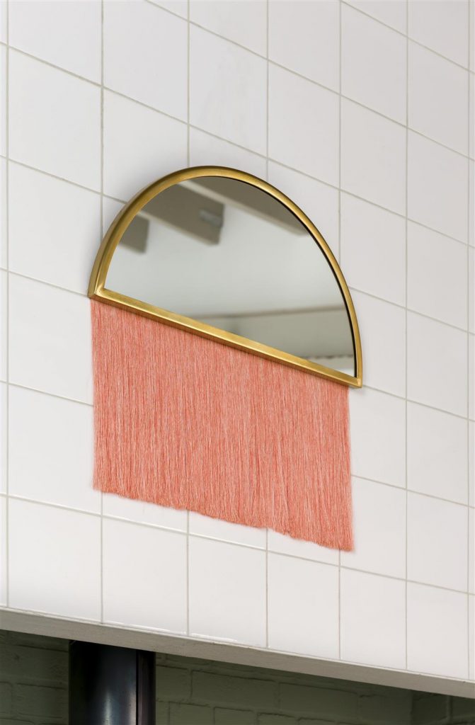 Miroir bohème en demi-lune doré avec une frange corail