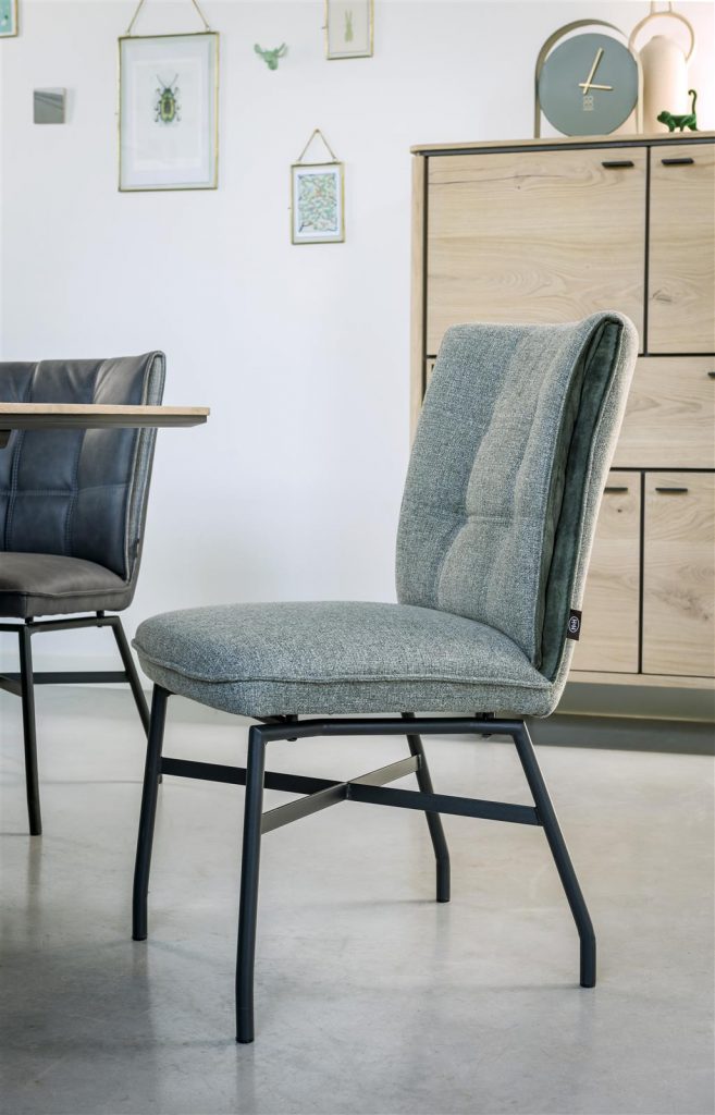 Chaise confortable et contemporaine en tissu