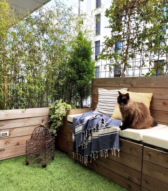 Balcon végétalisé avec herbe synthétique