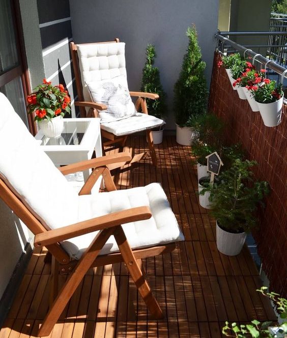 Balcon aménagé cosy avec sol en bois et 2 transats