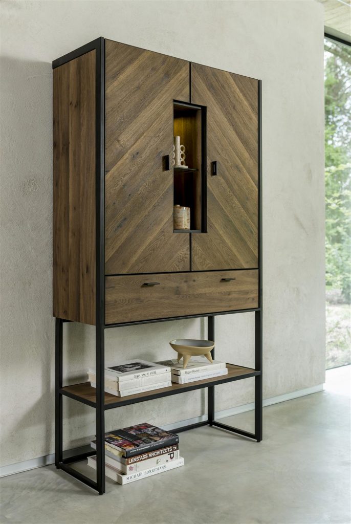 Armoire minimaliste et vintage en bois de chêne et métal noir