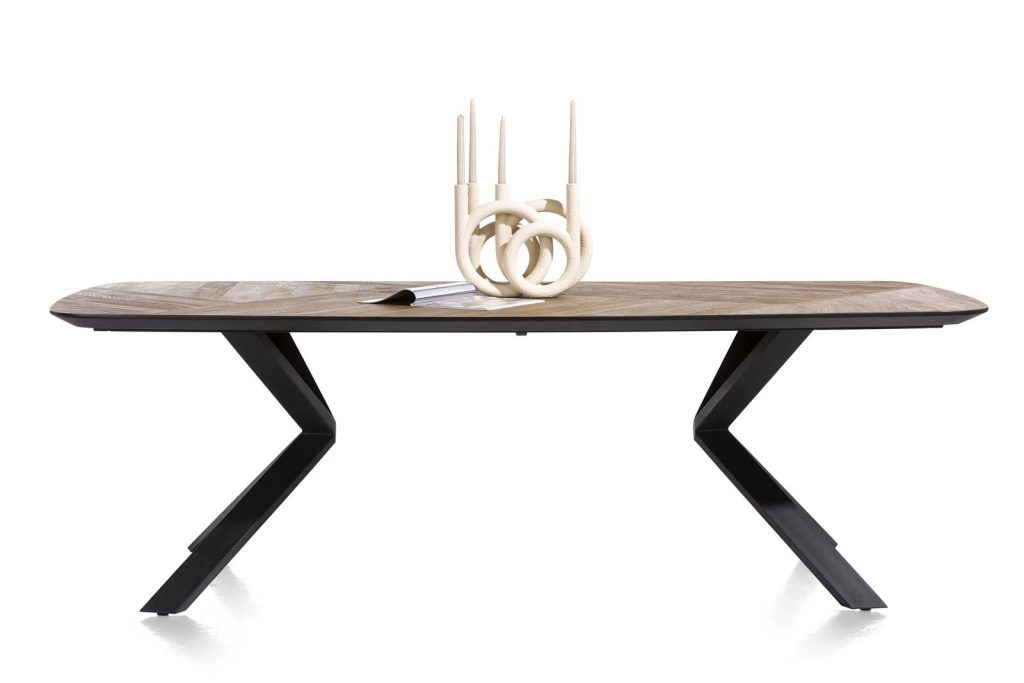 Table à manger familiale et design en bois de chêne et métal noir