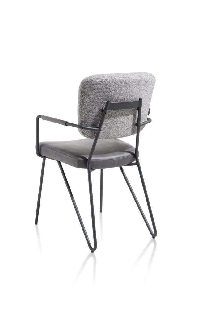 Chaise en tissu gris cosy et minimaliste avec accoudoirs