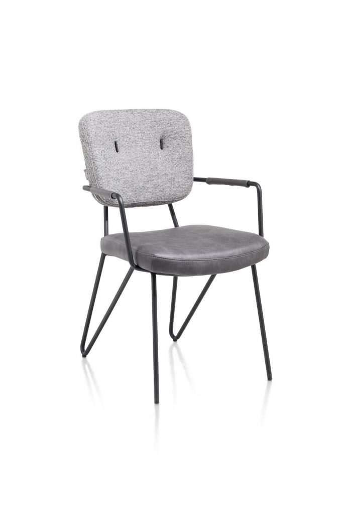 Chaise en tissu gris cosy et minimaliste avec accoudoirs