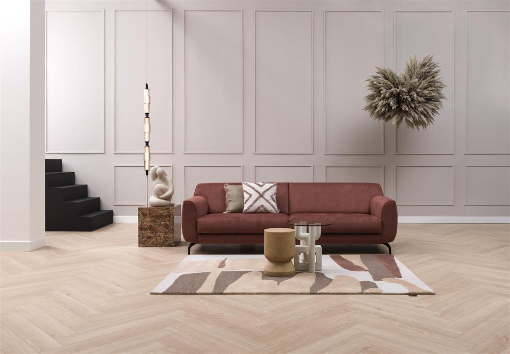 Salon cosy et minimaliste avec canapé en velours côtelé terracotta