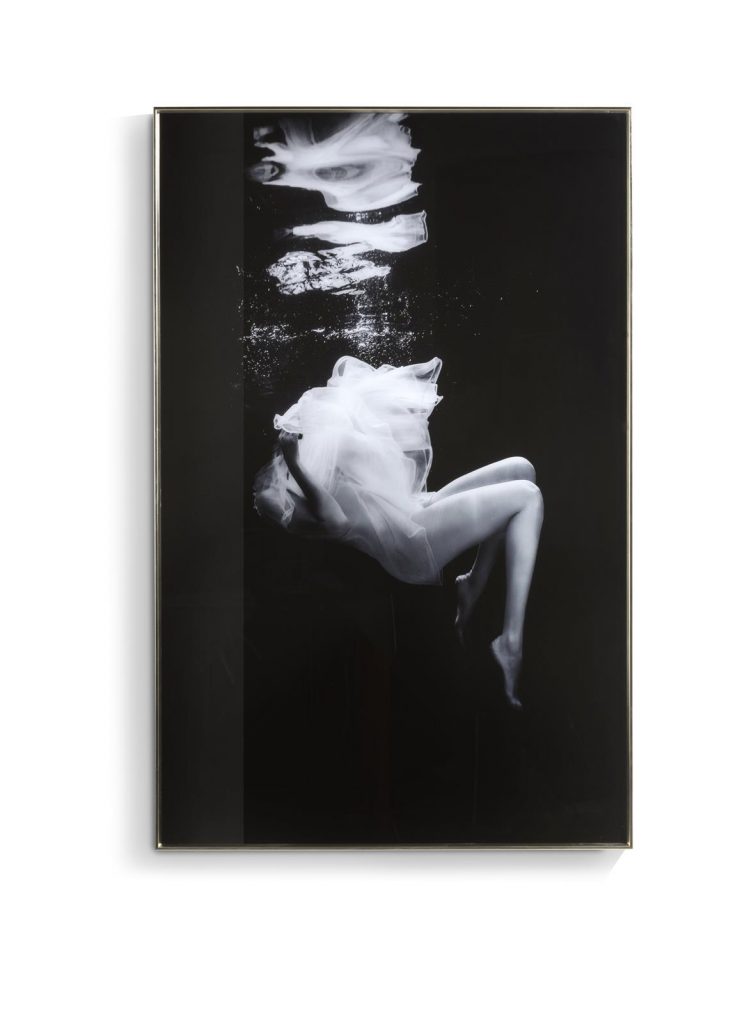 Tableau noir et blanc représentant une femme dans l'eau