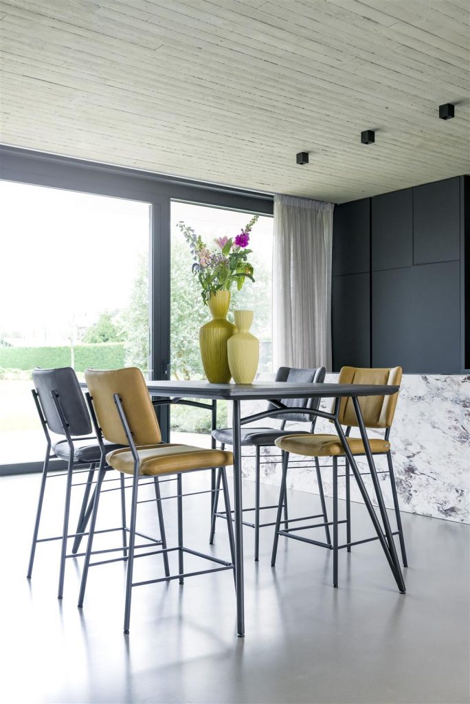 Table de bar moderne et minimaliste avec chaises en tissu coloré