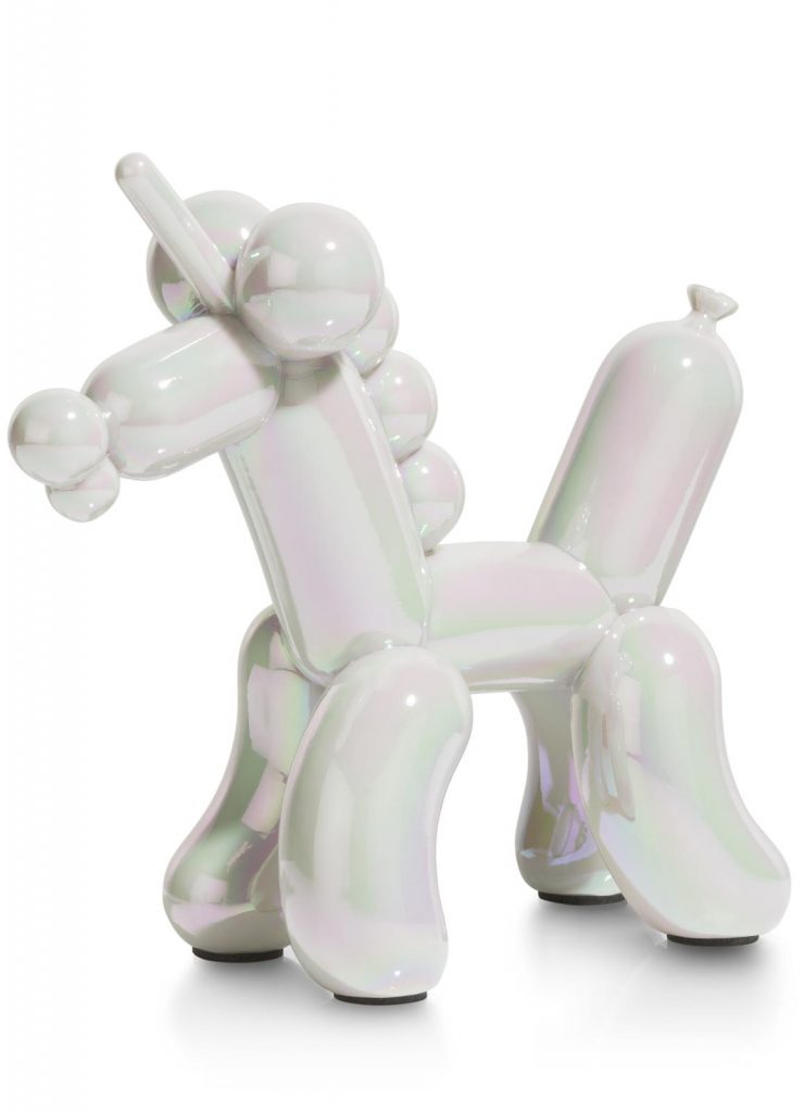 Objet de décoration original représentant un ballon en forme de licorne blanche
