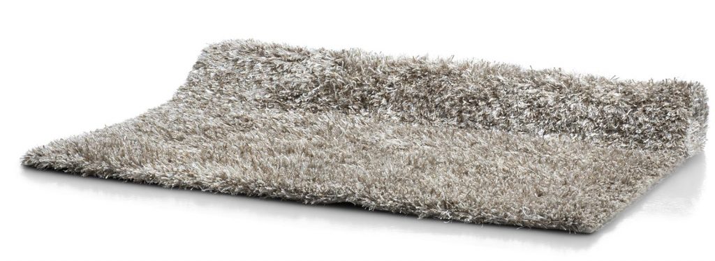 Tapis chaleureux et rectangulaire à poils longs beige