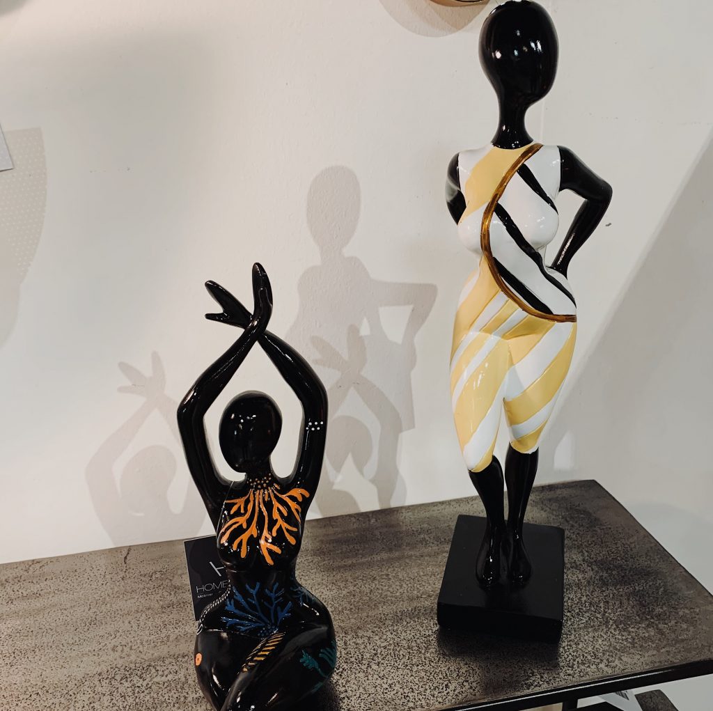 Figurines femmes contemporaines