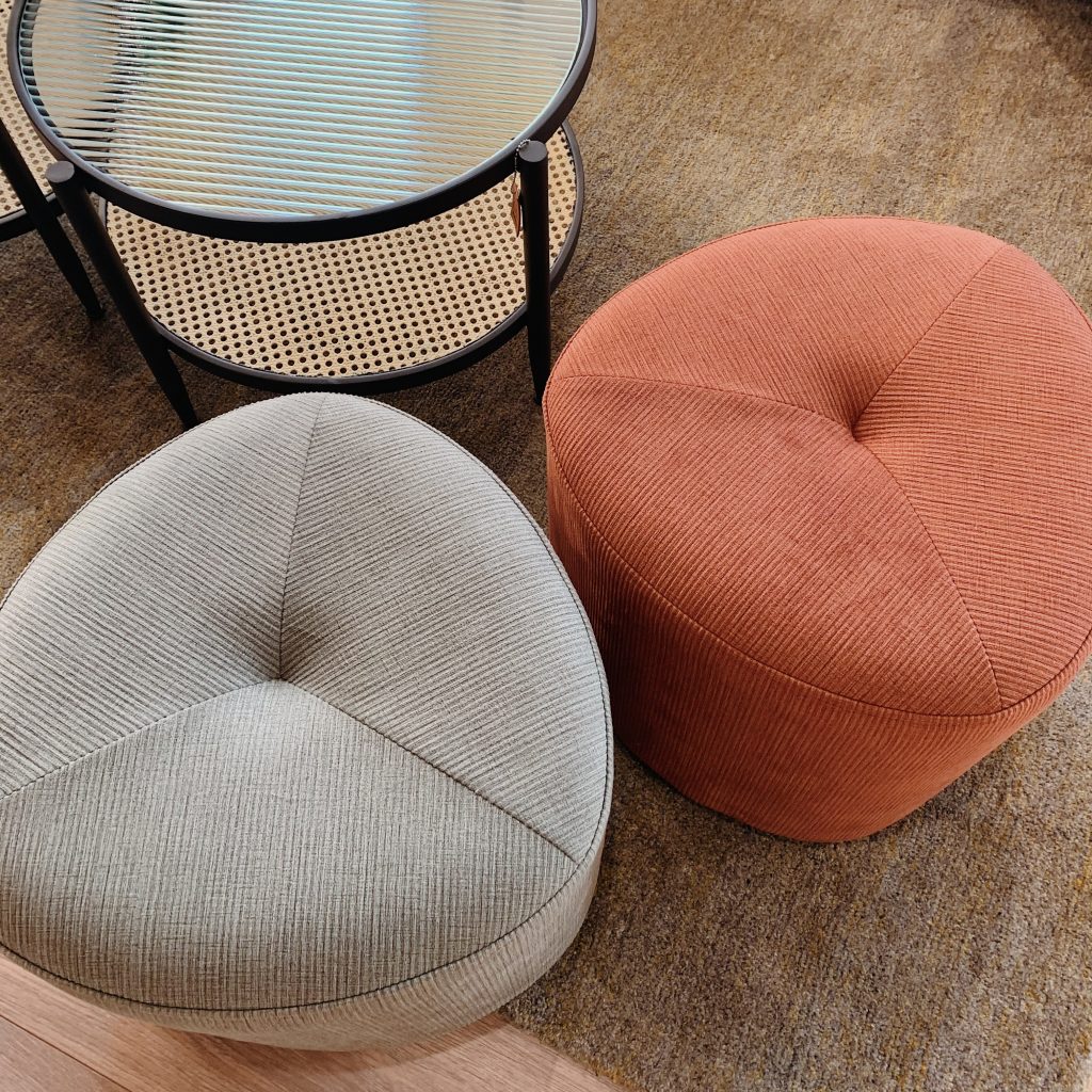 Pouf moderne en velours cotelé