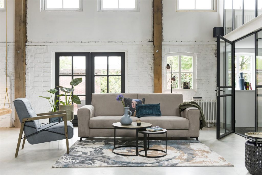 Salon contemporain avec canapé en tissu gris