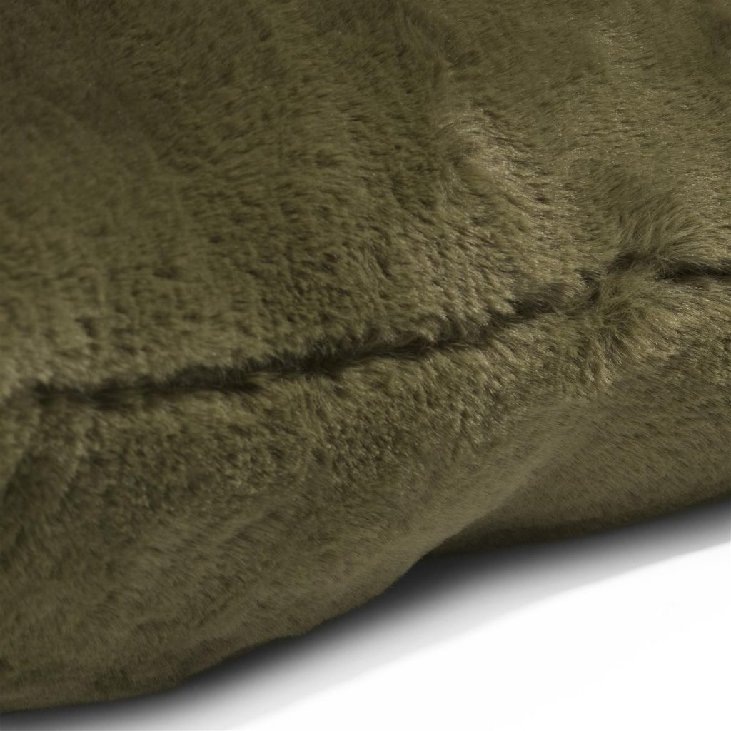 Coussin doux et cosy vert olive