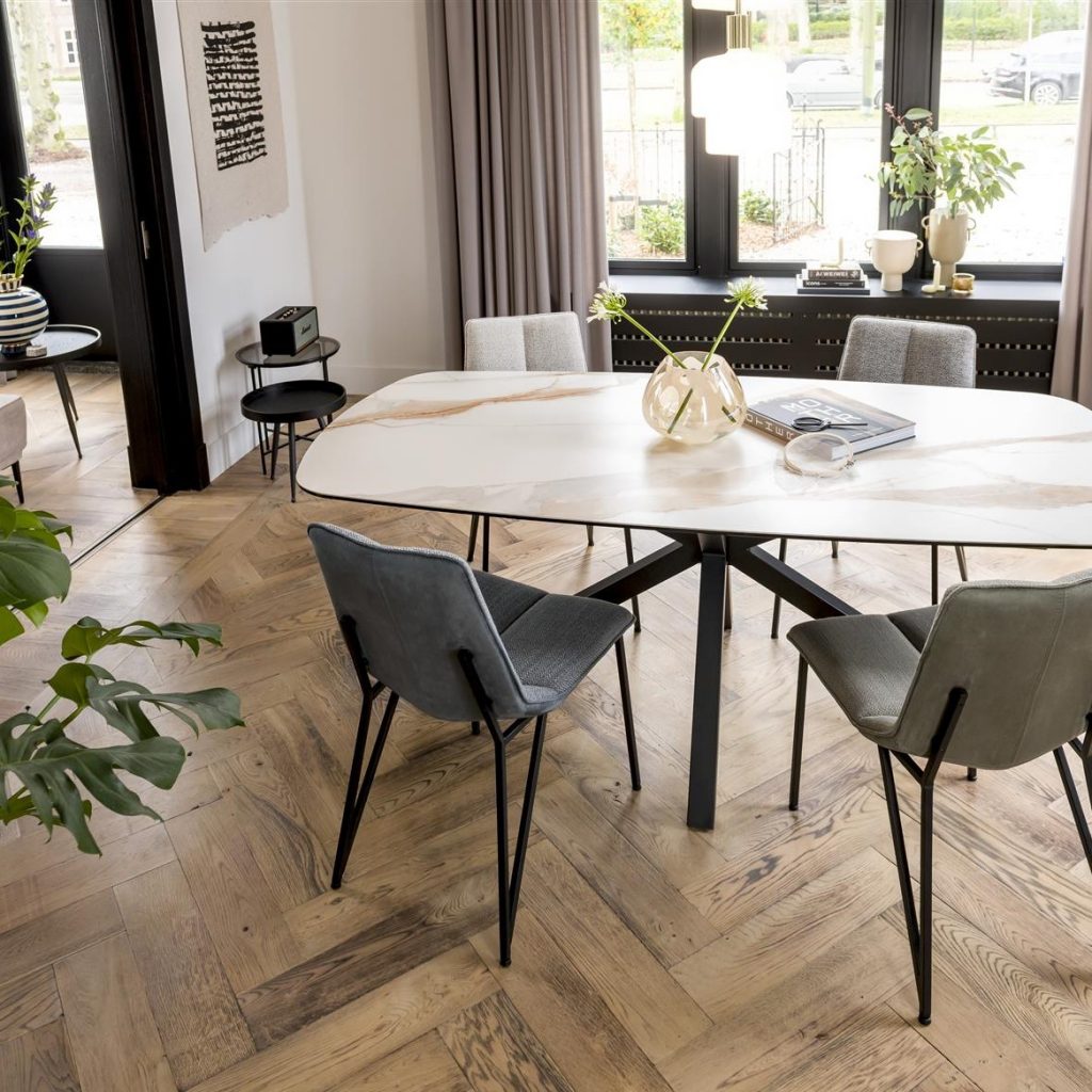 Séjour minimaliste et contemporain avec table en céramique blanche