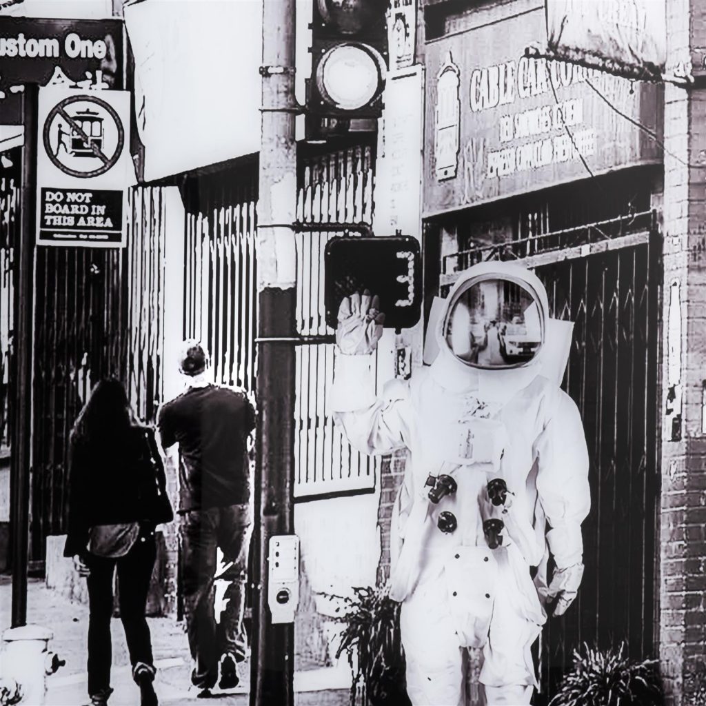 Tableau noir et blanc astronaute dans la ville