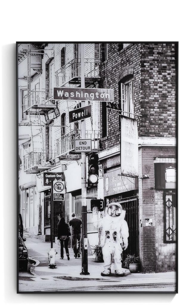 Tableau noir et blanc astronaute dans la ville