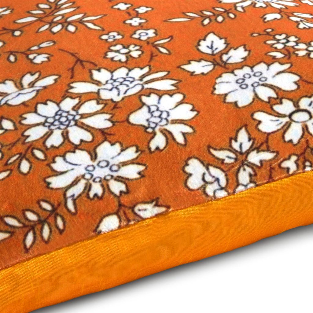 Coussin orange motifs fleurs