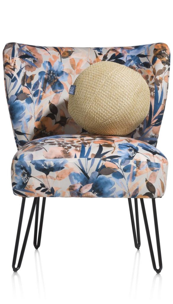 Fauteuil décoratif motif floral et coussin boule