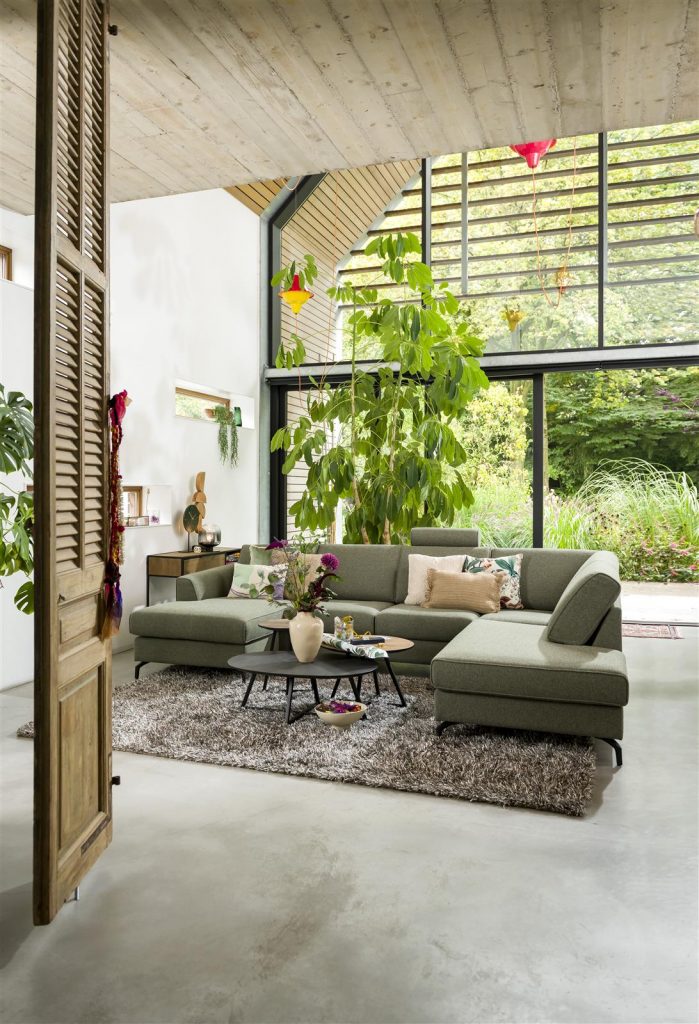 Salon ambiance naturelle canapé d'angle moderne en tissu vert amande