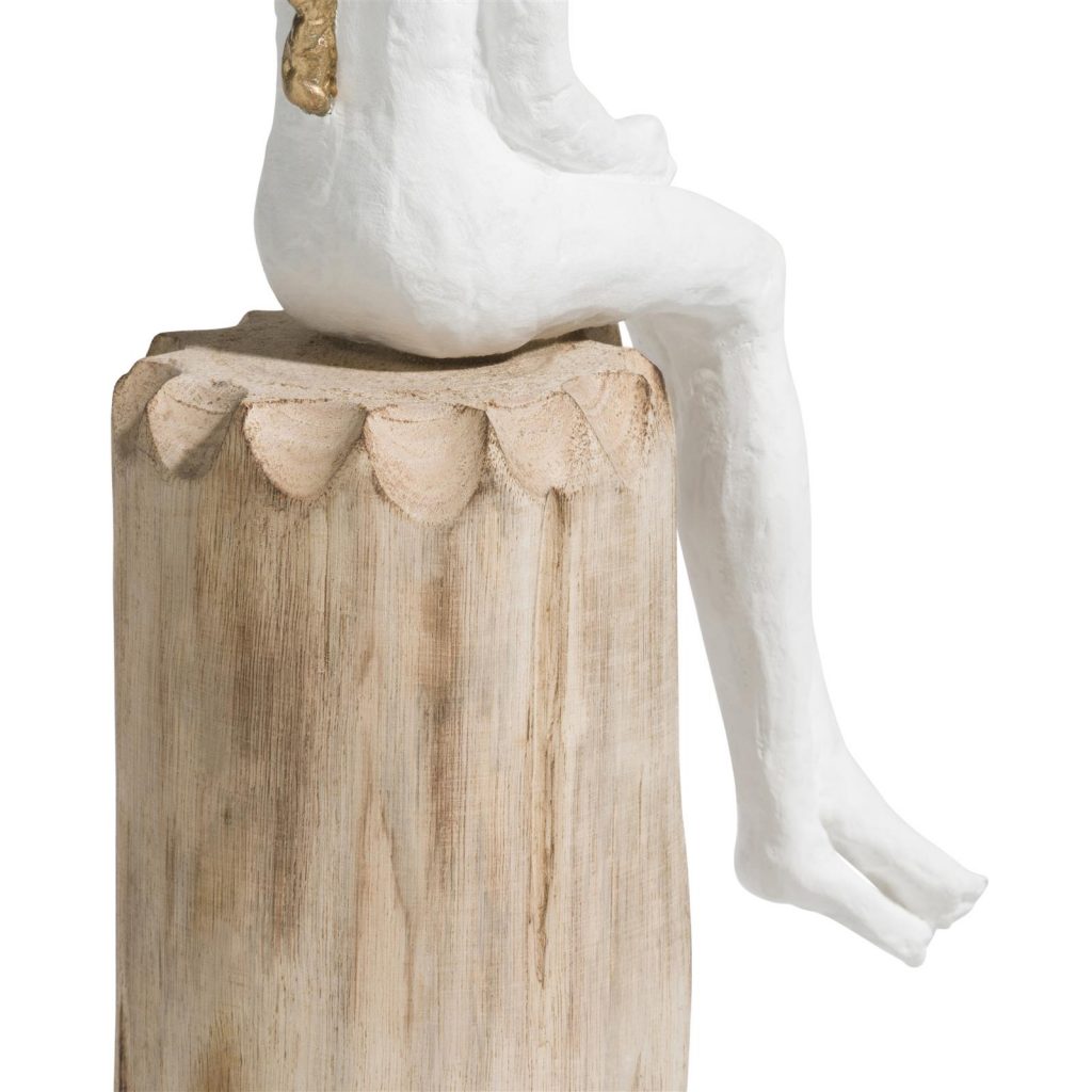 Statue femme assise sur un socle en bois de manguier