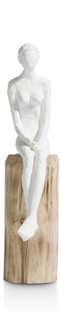 Statue femme assise sur un socle en bois de manguier