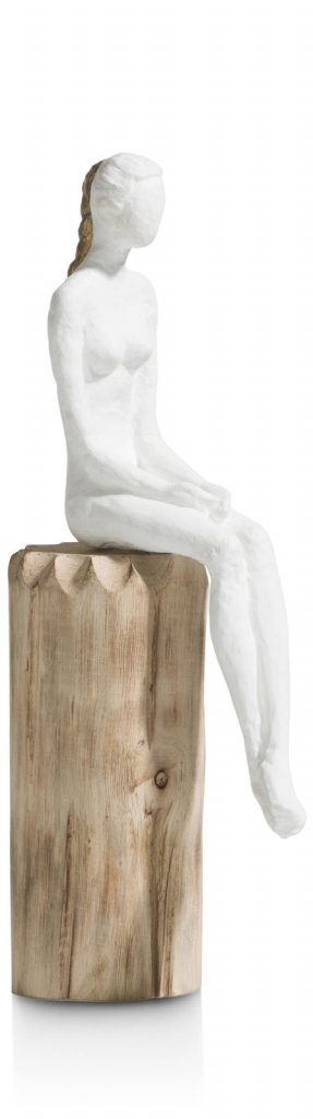 Statue femme assise sur un socle en bois de manguier