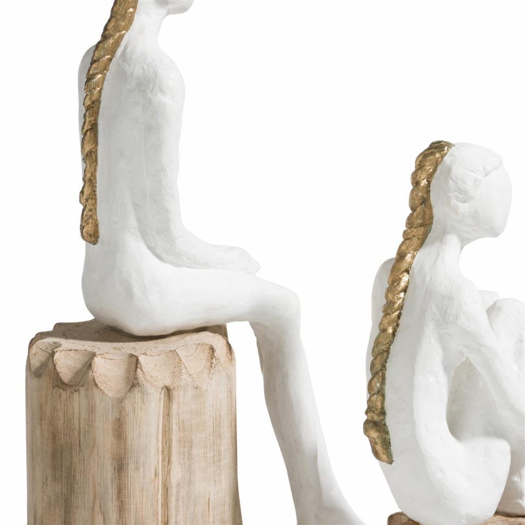 Statues femmes assises sur un socle en bois de manguier