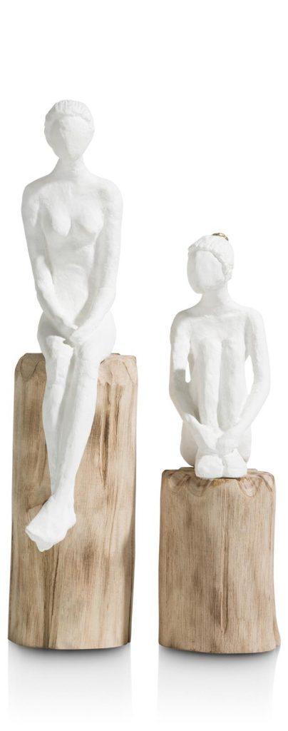 Statues femmes assises sur un socle en bois de manguier