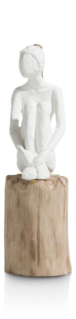 Statue femme assise sur un socle en bois de manguier