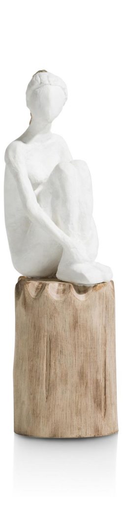 Statue femme assise sur un socle en bois de manguier