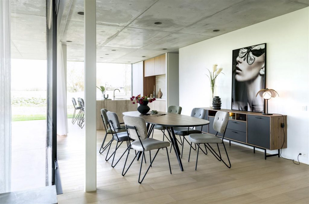 Salle à manger moderne et chaleureuse avec meuble en bois de noyer