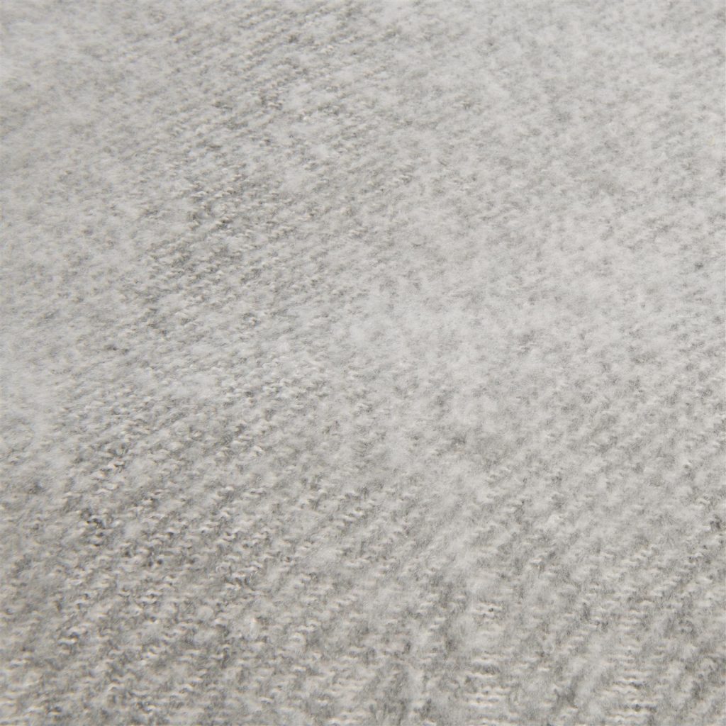 Plaid en tissu gris clair avec franges