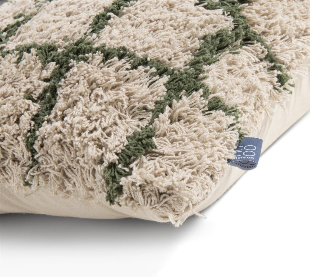 coussin douillet beige avec carreaux vert